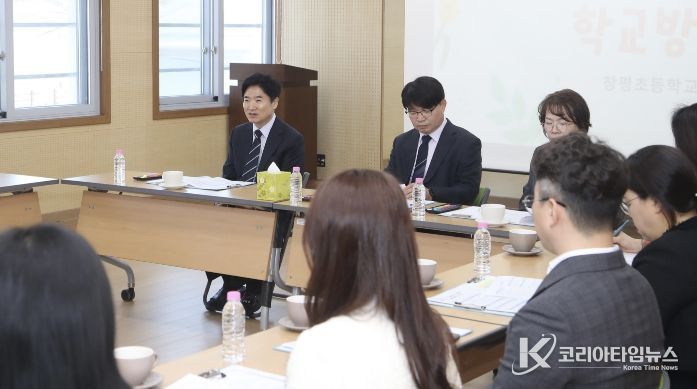 김대중 전라남도교육감과 담양 창평초등학교 교육가족들이 26일 지역사회와 연계한 교육 활성화 방안을 논의하고 있다.