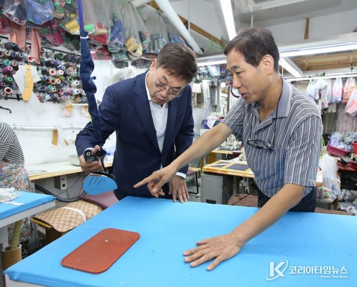 관내 봉제 산업장을 방문한 정문헌 종로구청장