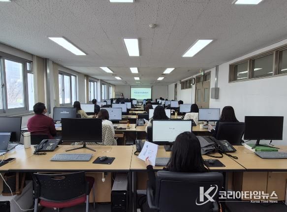 천안시가 서북구청에서 공무원을 대상으로 ‘생성형 AI 업무활용 실습교육’을 실시하고 있다.
