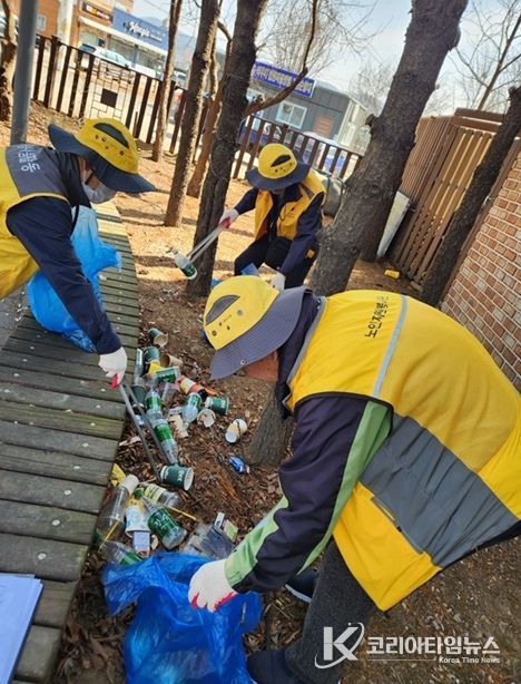 파주시 법원읍 실버경찰대, '2026년 우리 동네 새 단장' 새봄맞이 대청소 실시