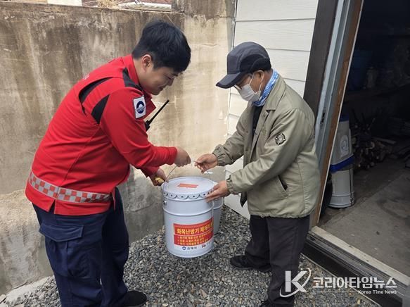 김해시, 화목난방기 사용가구 재처리 용기 보급 개별 방문 산불 예방 홍보 강화