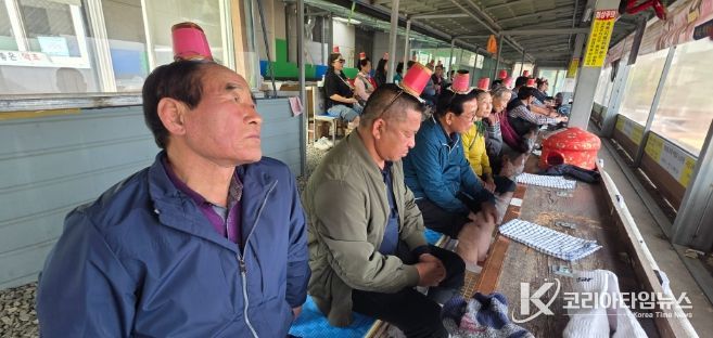 1. 천안 능수쌀농촌지도자회가 27일 함양 상림공원에서 저탄소 농업 실천교육을 받고 있다.