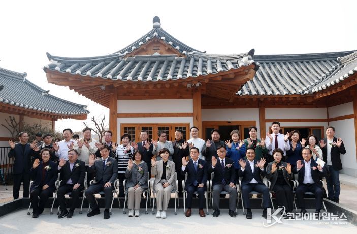 장미영 수원특례시의회 문화체육교육위원장을 비롯한 참석자들이 ‘남수헌’ 개관식 후 기념촬영을 하고 있다.