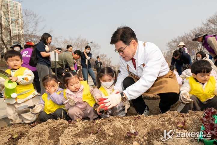동대문구, 봄과 함께 ‘DDM 도시농업장’ 열었다…중랑천 옆 960개 텃밭