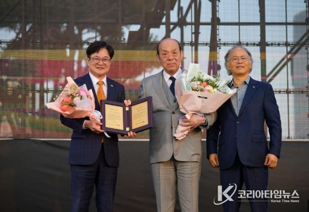 김병수 시장이 제15대 심수관에게 명예시민증을 수여했다.