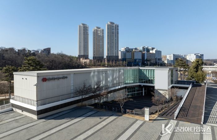 진주시립이성자미술관 전경