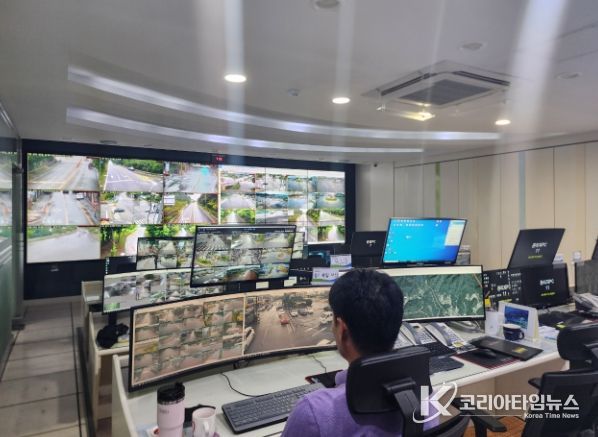 장성군 관제요원이 지능형 선별관제 시스템이 적용된 CCTV 화면을 감시하고 있다. 장성군 제