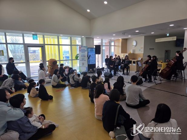 울산지역 학생과 학부모 가족들이 28일 큰나무놀이터에서 오케스트라 공연을 관람하고 있다.