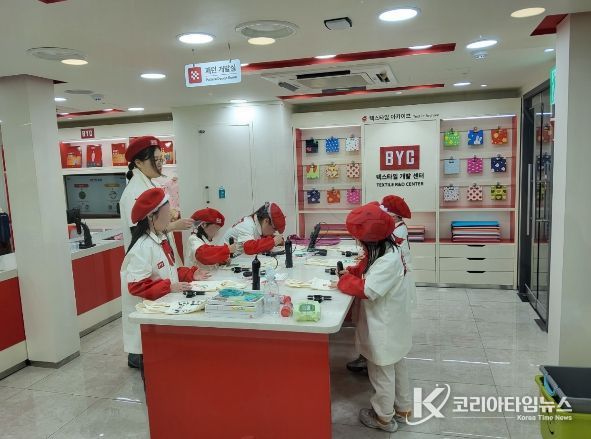 지난 3월 22일 사회적배려대상 아동 대상 무료 초청 행사에서 섬유 패턴 개발 체험 모습