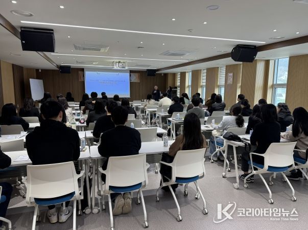 민원담당공무원 역량 강화 연수 현장사진(복정수 민원기록팀장님 인사말씀)