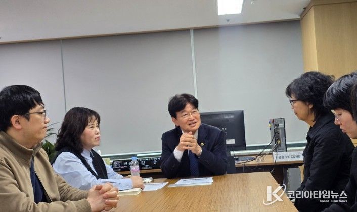 22기 정책위원회 간담회를 진행하고 있는 김용일 정책위원장