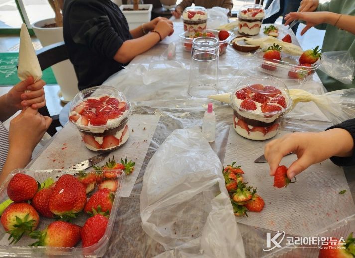 스마트팜에서 딴 딸기, 내 손으로 케이크까지… 홍천 어린이 체험‘눈길’