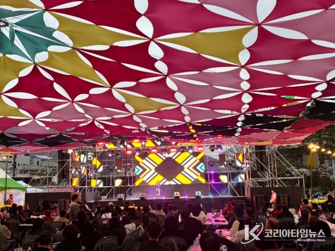 창원시 진해군항제, 군항나이트페스타로 밤의 열기를 더하다