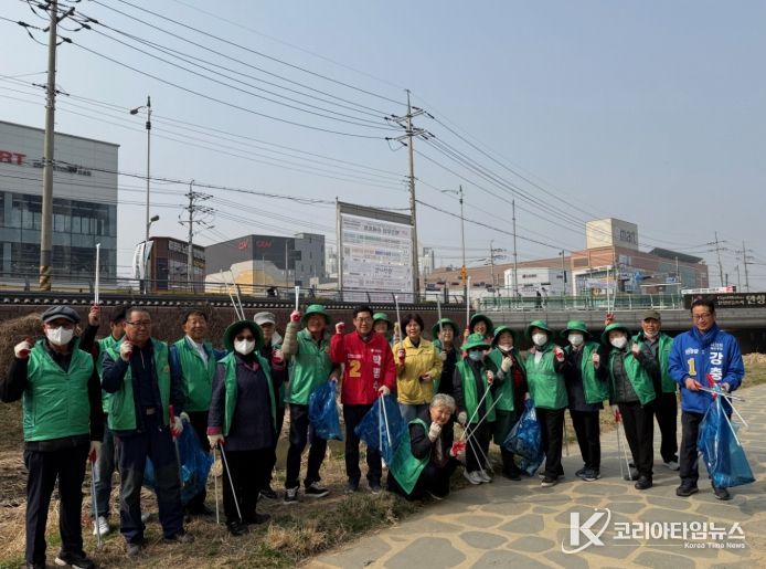 안성시 안성3동 새마을 남·녀협의회, 상춘객 맞이 금석천 환경정화 실시
