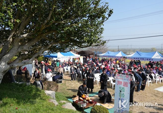 제2회 왕곡면 금사정 동백축제에서 동백장생기원제를 올리고 있다.