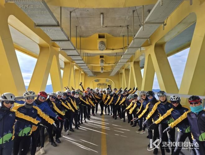 고흥군, ‘2026 고흥 블루마린 자전거 여행’ 전국적 관심 속 조기 마감 - 2025 고흥 블루마린 자전거여행 거금대교 라이딩 단체 사진