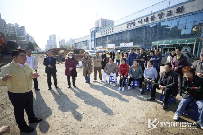 아산시장이 동부권 노인복지관 신축 예정지 현장 방문하여 주민들에게 설명하는 모습