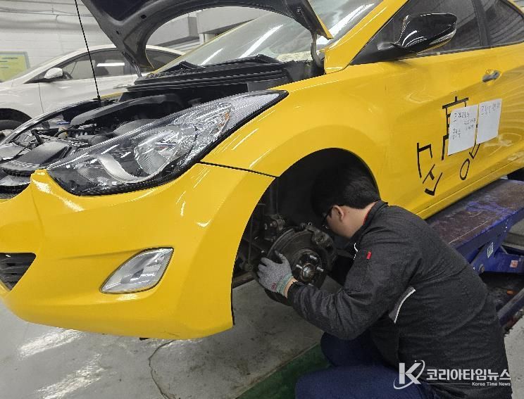 1. 순천공업고 학생이 자동차정비 직종 훈련을 하고 있다.