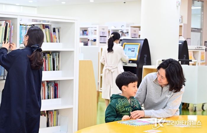 지난해 미사도서관을 방문한 엄마와 아이가 함께 책을 읽으며 즐거운 시간을 보내고 있는 모습.