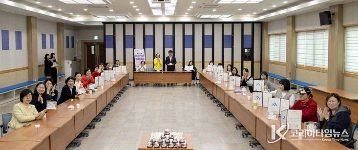 최충규 대덕구청장과 여성친화아카데미 교육 참가자들이 3일 구청 대회의실에서 수료식을 마친 후 기념 촬영을 하고 있다.