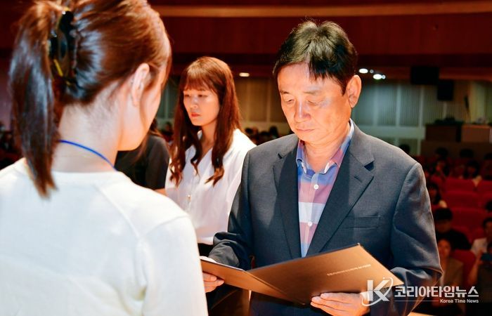 화천군과 화천군 인재육성재단이 올해 지역인재 지원을 대폭 강화한다. 사진은 지난해 열린 화천군 인재육성재단의 장학증서 수여식