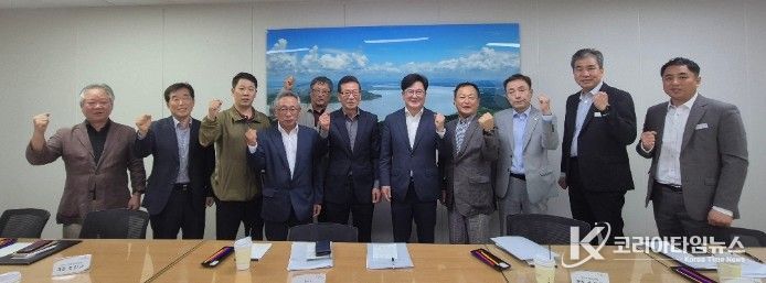 김병수 시장이 김포한강2콤팩트시티 내 대책위와 간담회를 갖고 있다.(2025.10.)