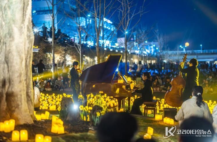 지난 2일 순천 신대천에서 시민들이 윤슬 소나타 공연을 즐기고 있다.