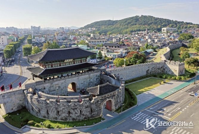 수원화성 중 보물로 지정된 장안문 전경.