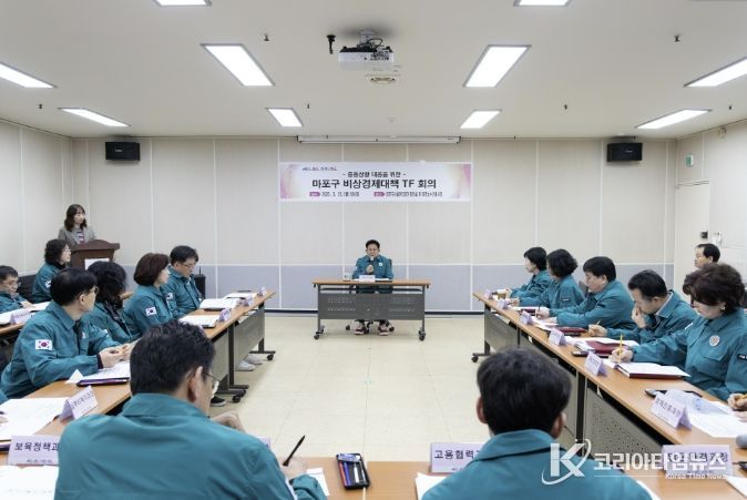 박강수 마포구청장이 비상경제 대책 TF 회의에 참석해 당부사항을 전달하고 있다.