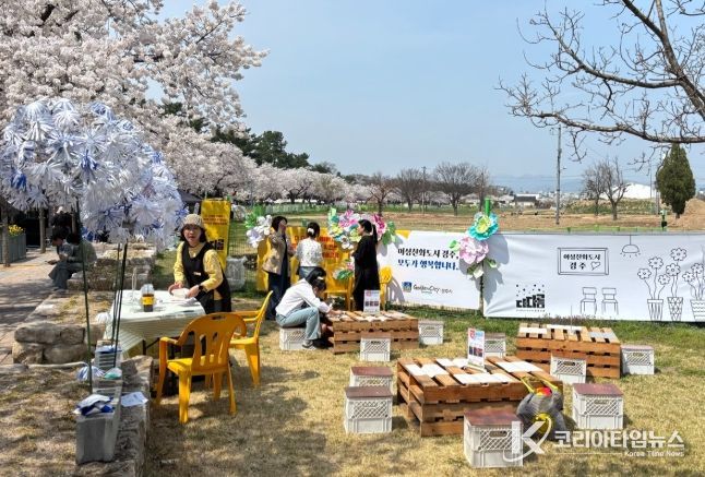경주시 여성친화도시 일자리사업 참여 창업자들이 대릉원돌담길 축제 현장에서 시민,관광객과 함께하는 체험부스를 운영하고 있다