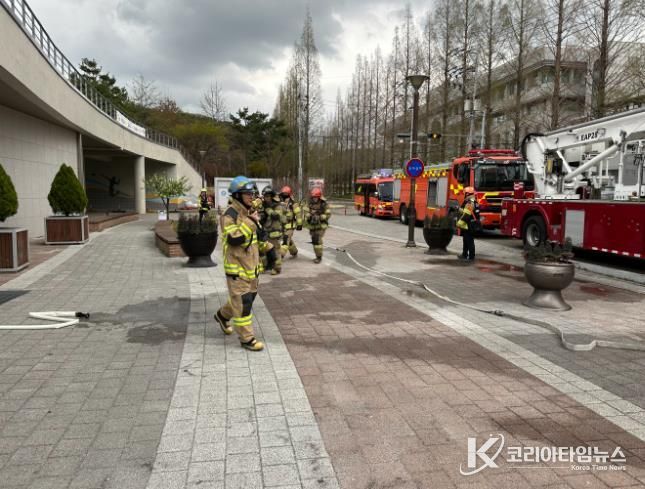 밀양배드민턴경기장에서 진행된 밀양시시설관리공단의 2026년 전국생활체육대축전 대비 합동 소방 훈련 모습