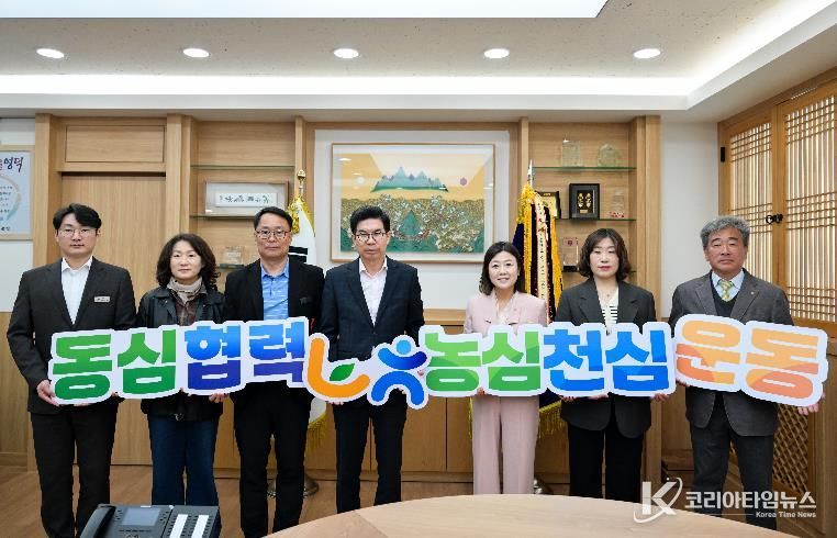 영덕군과 NH농협은행 영덕군지부 외국인 계절근로자 지원을 강화하기 위해 업무협약.을 체결하고 있다.