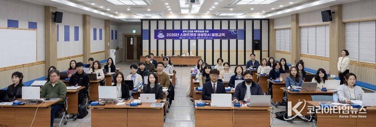 최충규 대덕구청장(사진 첫 번째 줄 왼쪽 다섯 번째)과 대덕구 공직자들이 구청 대회의실에서 ‘생성형 AI 활용 교육’에 앞서 기념 촬영을 하고 있다.