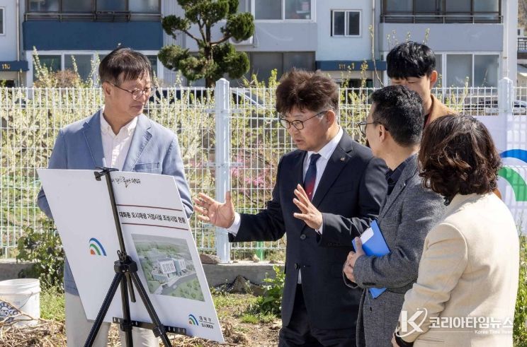 최충규 대덕구청장과 대덕구 공무원들이 7일 대화동 도시재생 거점시설 조성사업 대상지를 방문해 현장점검을 진행하고 있다.