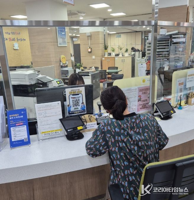 민원인이 ‘화요 야간 여권 민원실’에 방문해 여권 업무를 처리하고 있다.