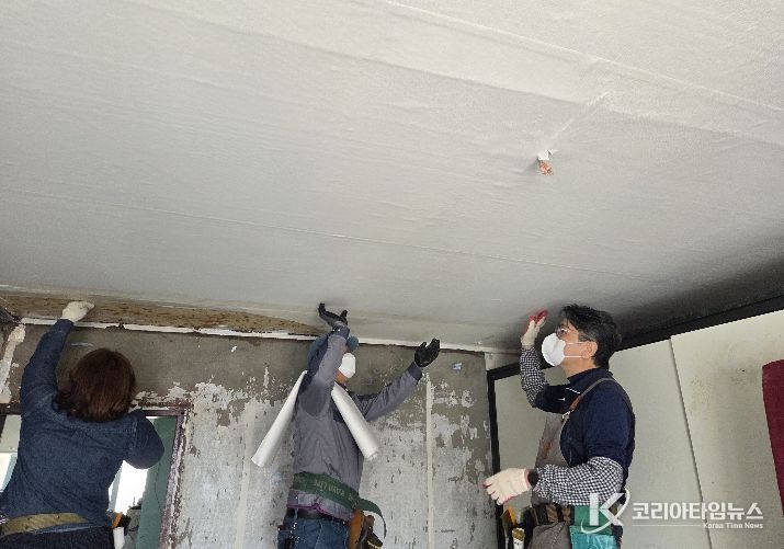 부안군 평생학습 동아리 ‘손길모아’ 도배봉사단, 주거환경 개선 봉사 실시