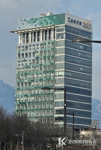 도봉구청사 외벽에 설치된 건물일체형 태양광(BIPV)