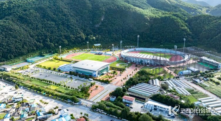 정선군, 전천후 테니스장 시설 개선 사업 추진 ‘전지훈련·대회 유치 기반 강화’_정선종합경기장 전경