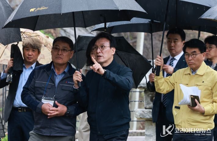 김민석 국무총리가 9일 세종 장군면 아스팔트콘크리트 생산업체를 방문, 중동 사태에 따른 건설 자재 수급 리스크 등을 점검하고 있다.(국무조정실)