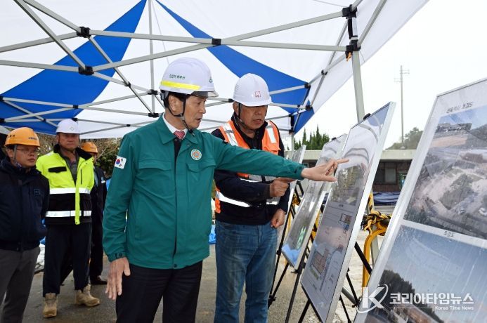 안병구 밀양시장이 밀양역 재건축 현장을 방문해 관계자로부터 공사 현황에 대한 설명을 듣고 있다.