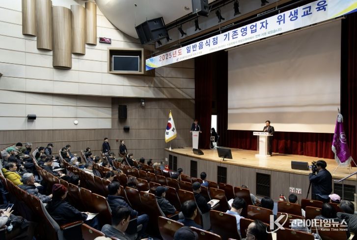 2025년 일반음식점 기존영업자 위생교육에서 인사하는 박강수 마포구청장