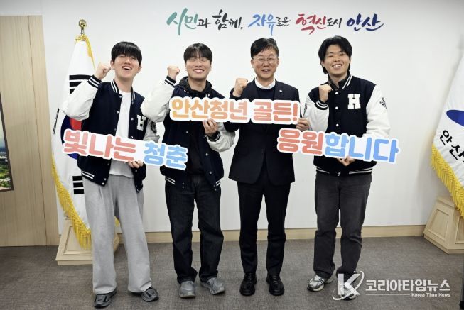 이민근 안산시장(사진 오른쪽 두번째)이 9일 안산시청에서 한양대학교 ERICA 학생들과 청년 유출 문제를 주제로 간담회를 진행하고 기념촬영을 하고 있다.