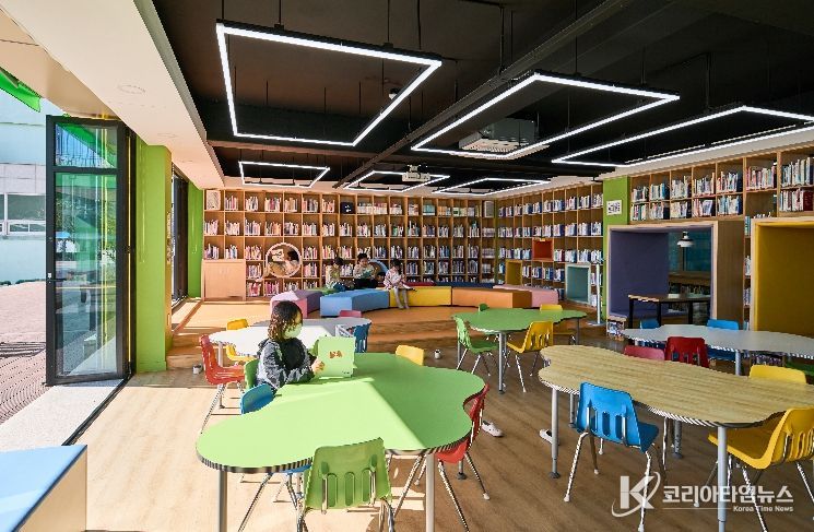 밀주초 내외부 개방형 도서관에서 자유로운 휴식, 독서 모습