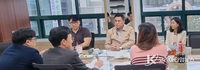영천시 관계자와 경북통상 실무자, 캐나다 한남체인 대표가 2026년 캐나다 해외 판매홍보관 운영 관련 업무 협의와 함께, 지역 농식품의 북미시장 수출 확대 방안을 논의하고 있다.
