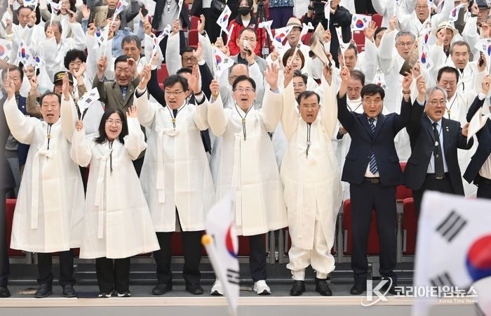 ‘오직, 한없이 아름다운 나라’를 향한 염원 되새기며