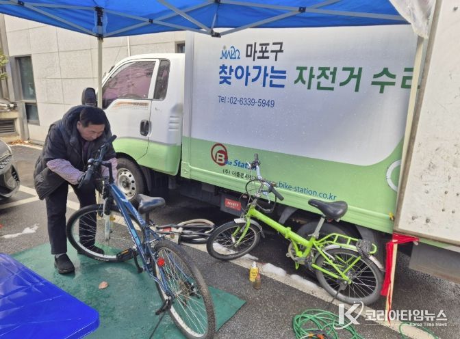 마포구 ‘찾아가는 자전거 수리센터’에서 자전거를 수리하고 있다.