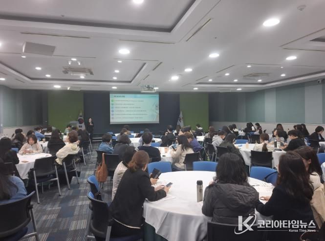 울산 지역 저경력 고등학교 교사들이 13일 외솔회의실에서 진학지도 역량 다지기 연수를 듣고있다