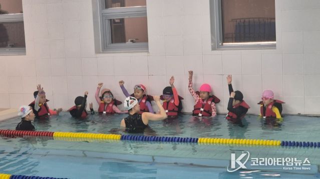 4월 14일 반디비 빙상장 수중운동실에서 열린 생존수영 교육 모습