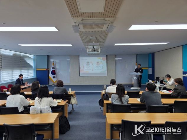 울산 지역 중고등학교 교사들이 14일 울산교육청 다산홀에서 '수업 관계 성장 지원' 연수를 듣고있다.