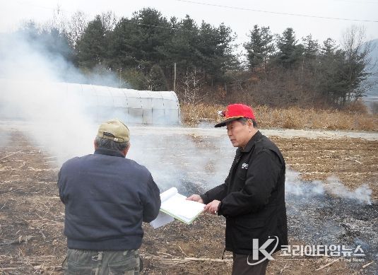 산불감시원이 소각행위를 단속하고 있다